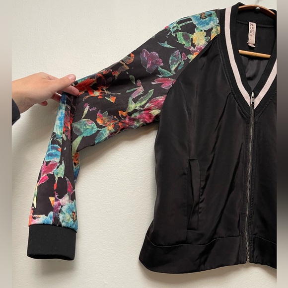Mural Floral Bomber Jacket, Black Sz M - Picture 3 of 7